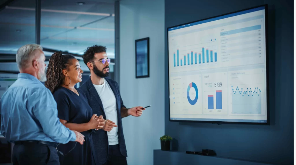 Collaborateurs en train de regarder un dashboard
